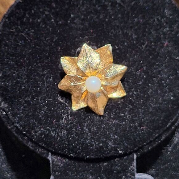 12K Gold Filled Pointsetta with a Pearl Vitnage 80s Brooch 1" - Picture 2 of 5